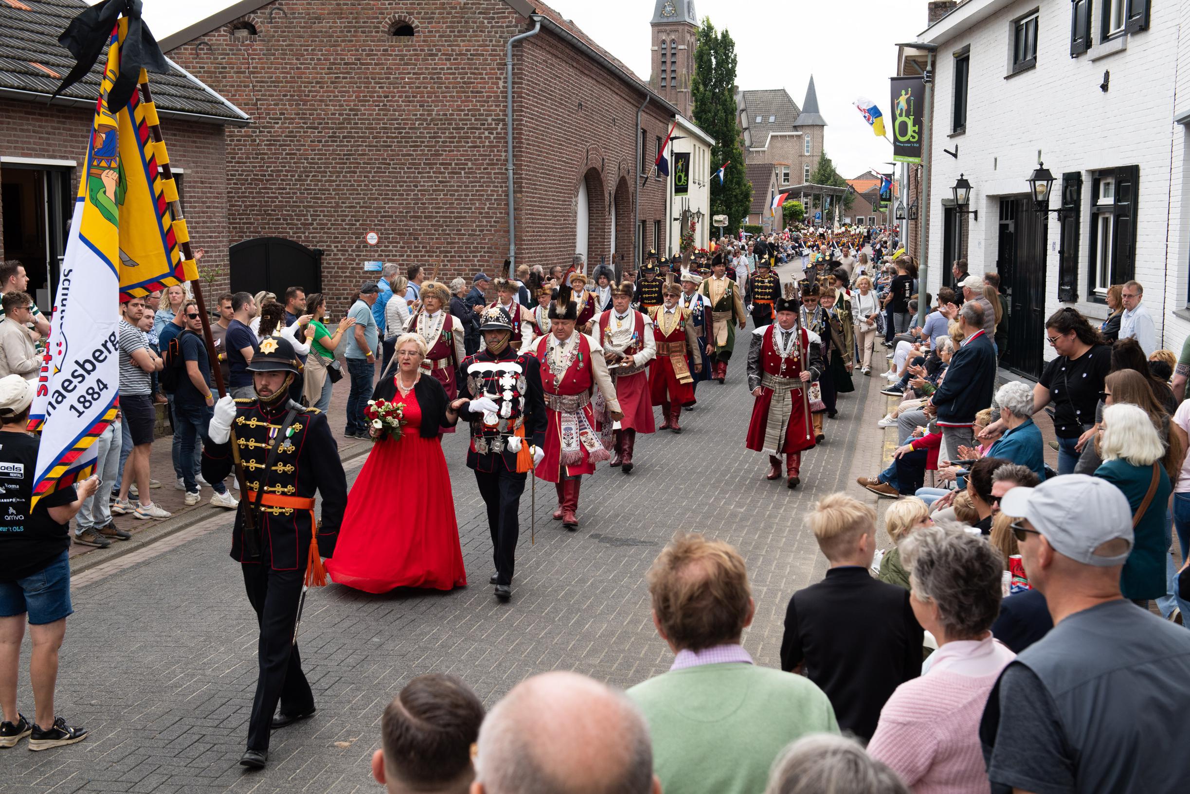 Bijzondere en grensoverschrijdende deelname aan OLS: schutterijen uit Schaesberg en Polen lopen same